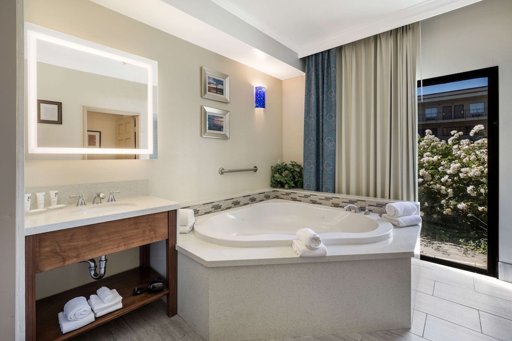 Suite, 1 King Bed, Non Smoking, Jetted Tub - Photo 2