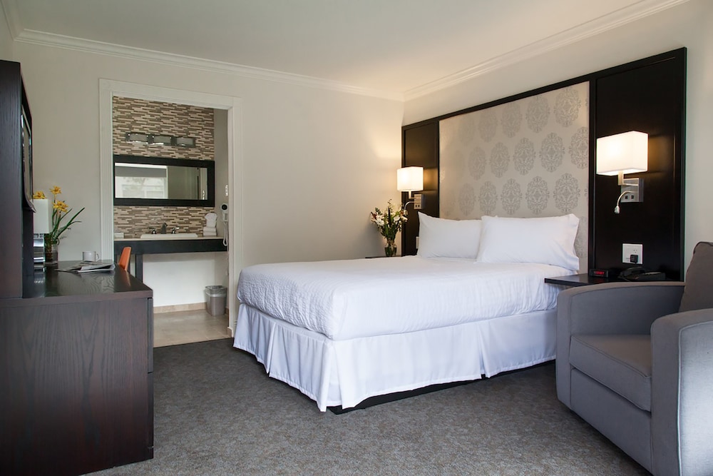 Deluxe Queen Room - Not Park n Fly - Photo 1