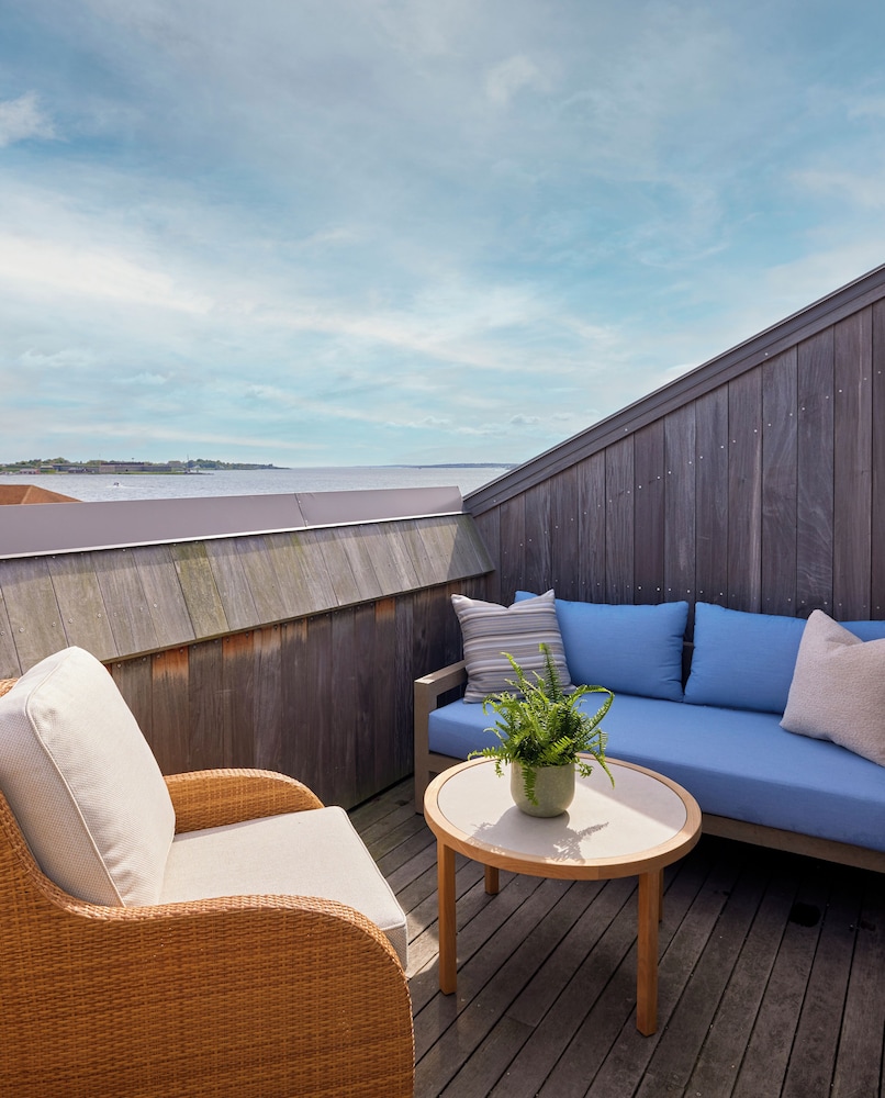 Narragansett Waterview King Balcony - Photo 3