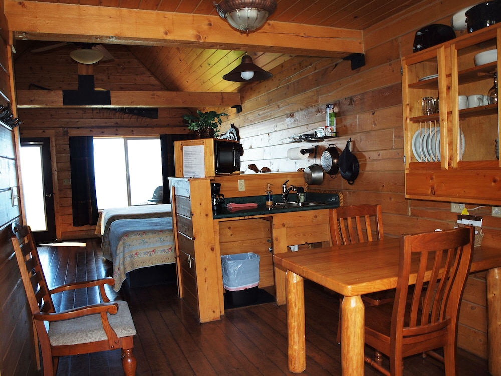 Comfort Cabin, 2 Queen Beds, Refrigerator & Microwave, Ocean View photo 3