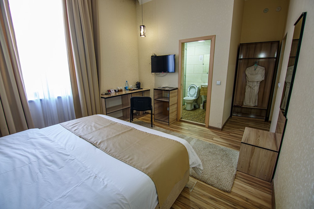 King Studio with Sofa Bed
