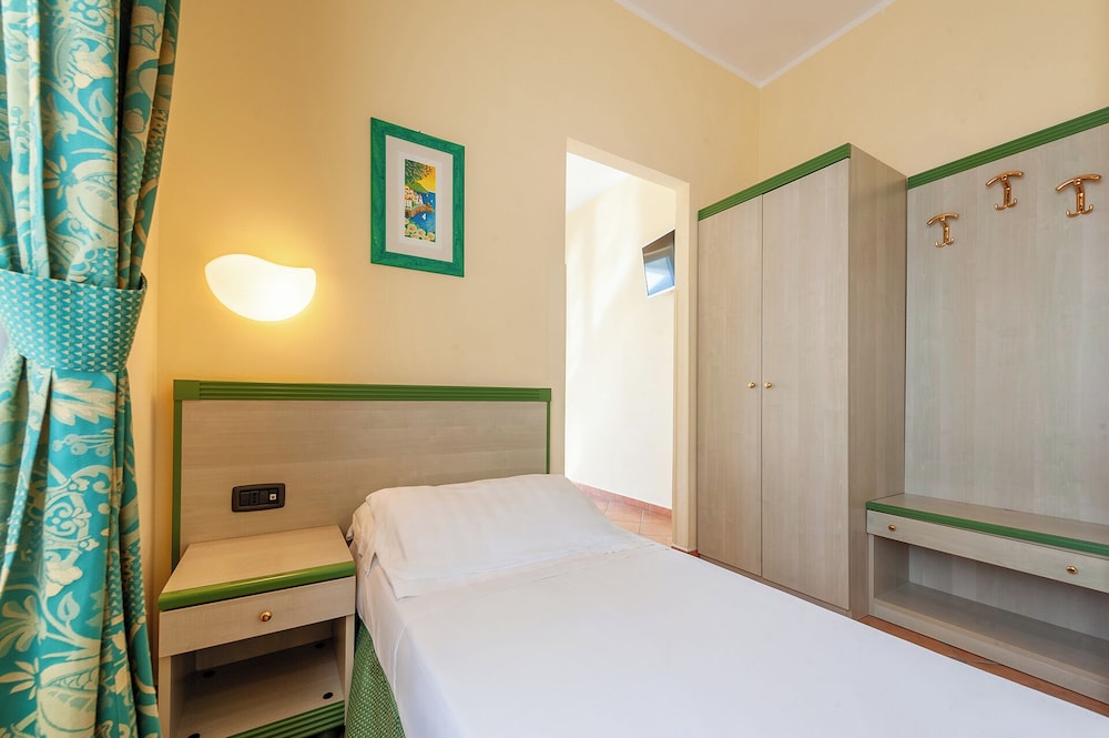Family Room, Multiple Beds, Terrace, Sea View photo 2