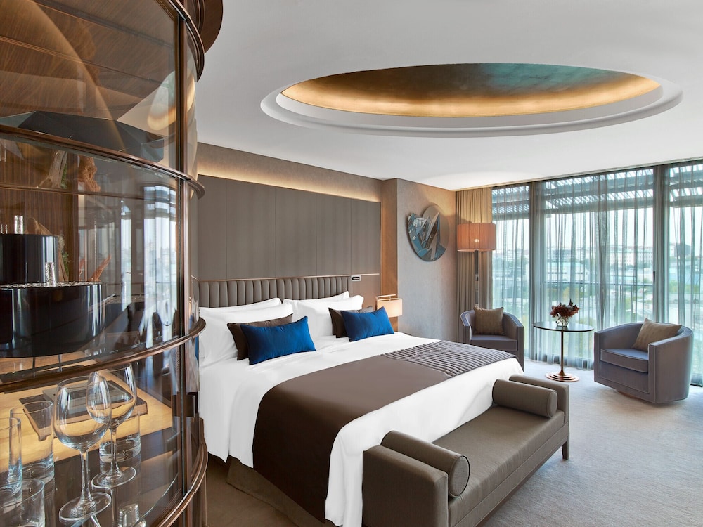 Superior King Room with One King Bed and Balcony (Non Smoking)