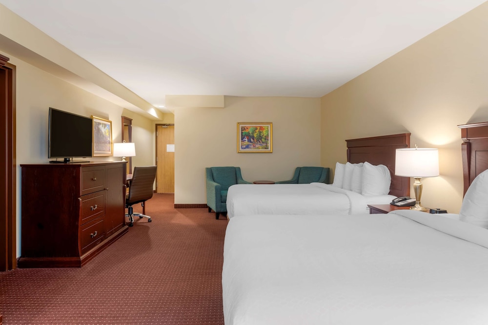 Suite, 2 Queen Beds, Non Smoking, Refrigerator & Microwave (Larger Room) - Photo 2