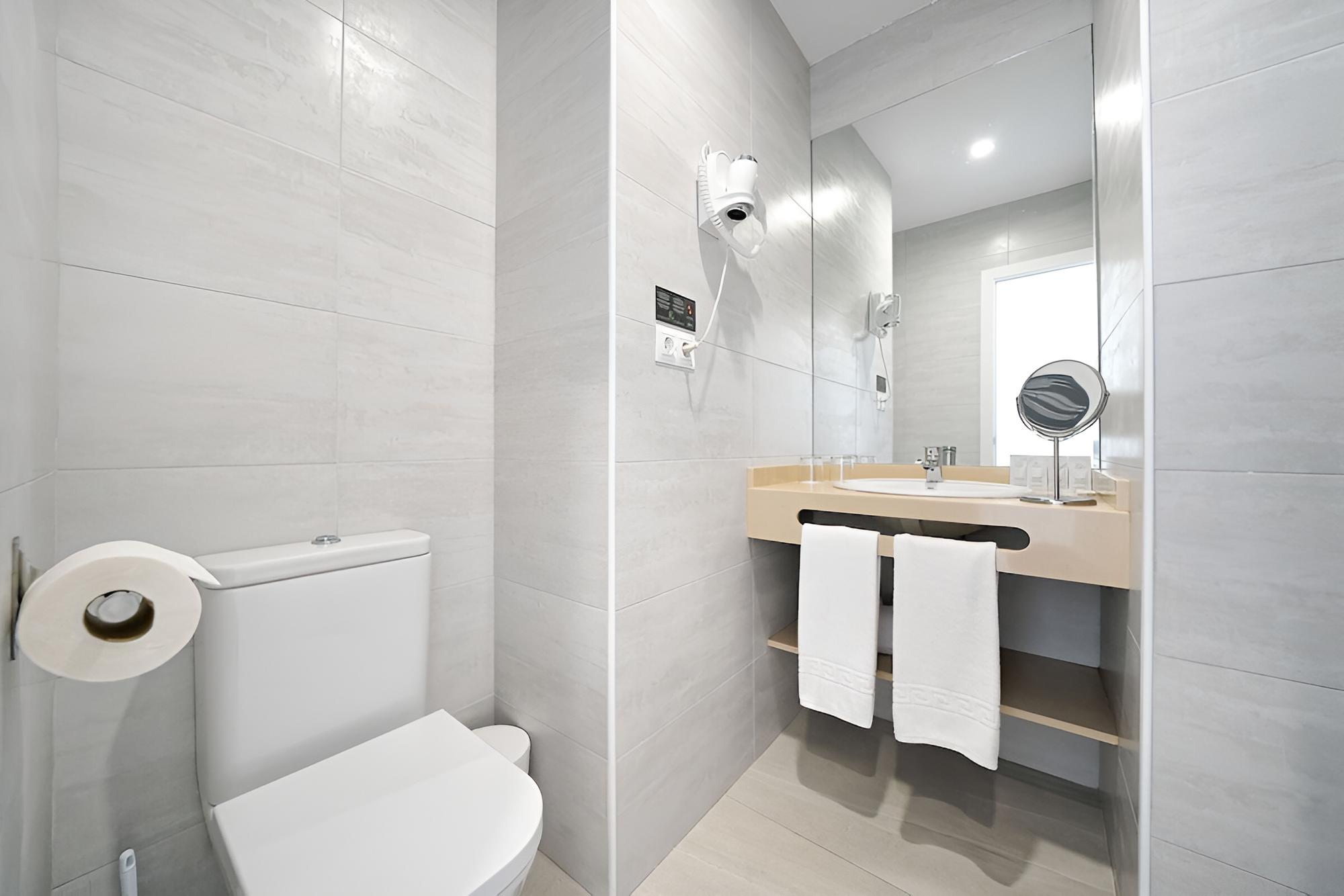 Standard Double or Twin Room - Photo 4