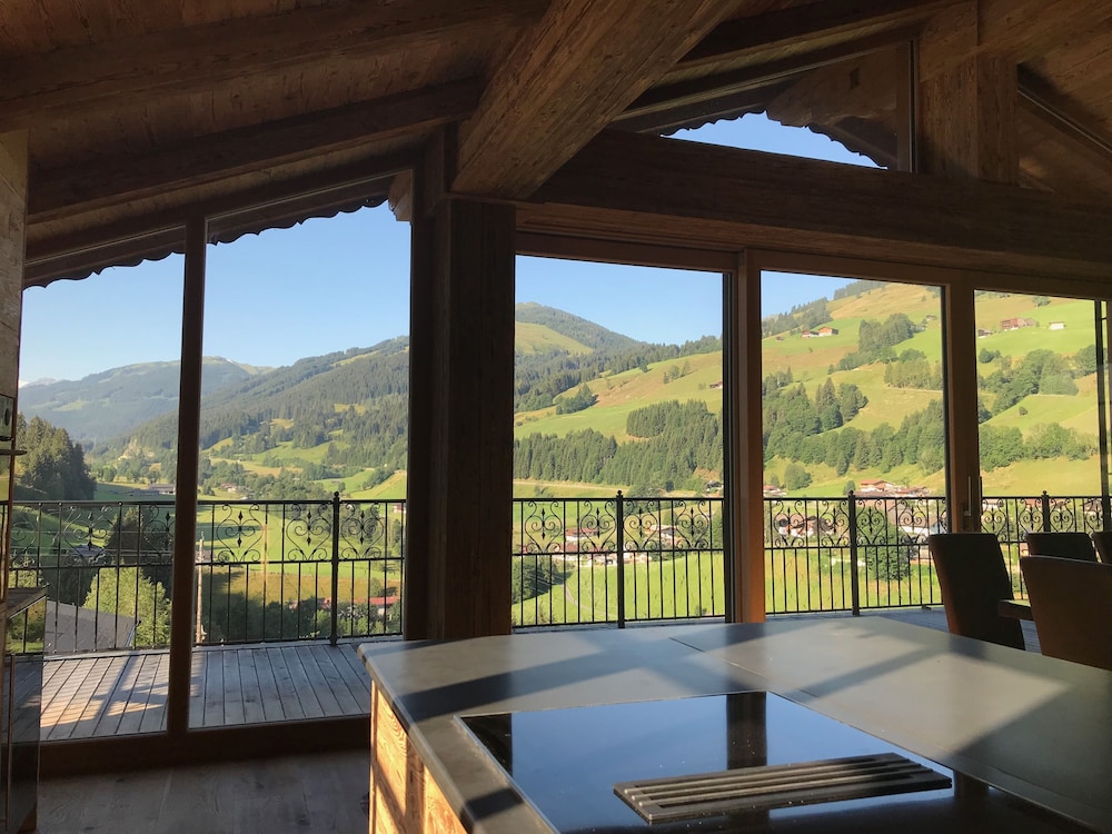 Deluxe Penthouse, 5 Bedrooms, Pool Access, Mountain View photo 2
