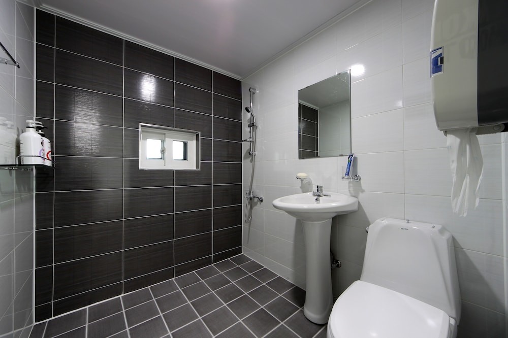 Economy Double (Light Breakfast for 2 people, Free Access of Community Room - 1 hour per stay) photo 3