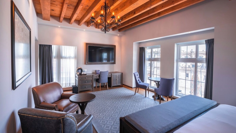 Junior Suite, 1 King Bed, City View
