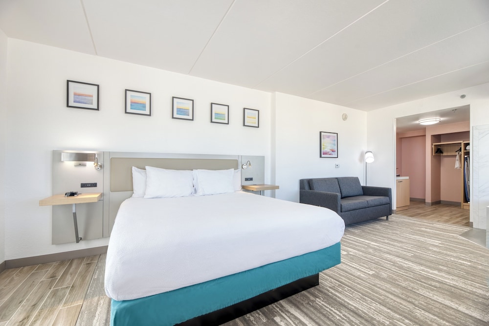 Deluxe Room, 1 King Bed with Sofa bed, Balcony, Oceanfront (Whirlpool) photo 3
