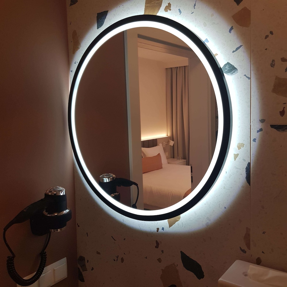 Standard Studio, 1 King Bed, Non Smoking, Kitchenette - Photo 2
