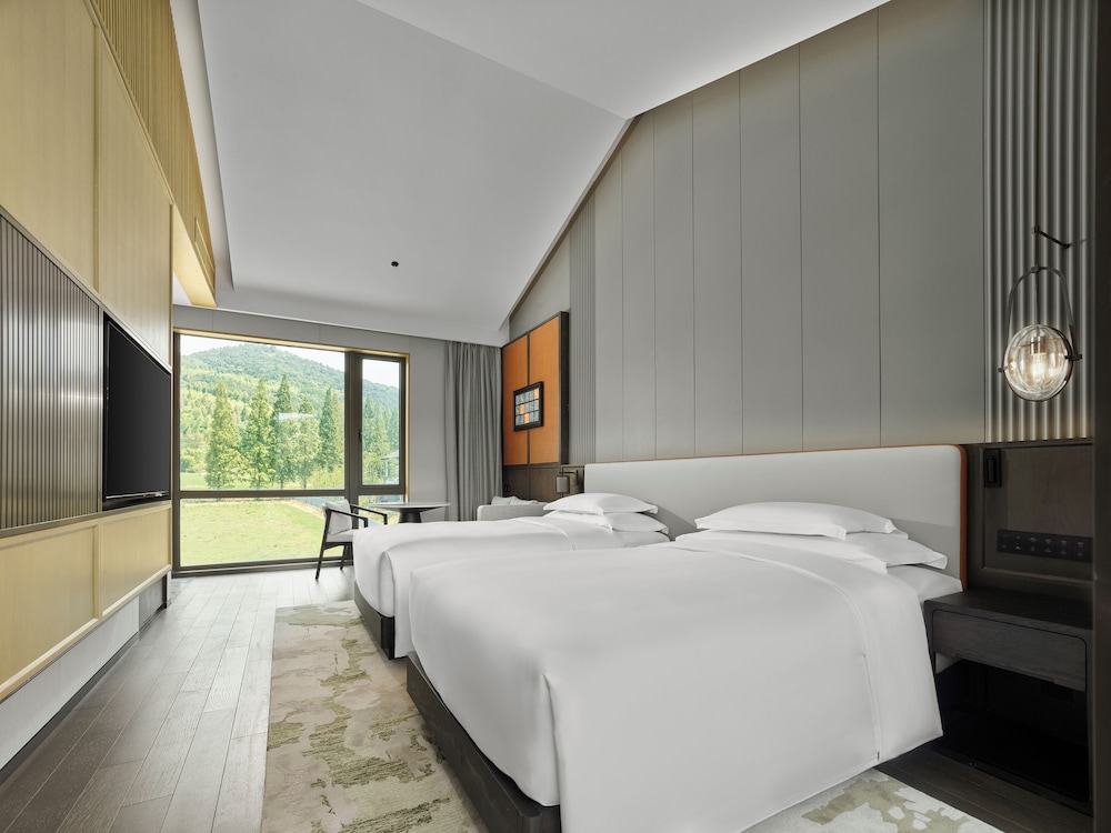 Room, 1 King Bed, Lake View photo 1