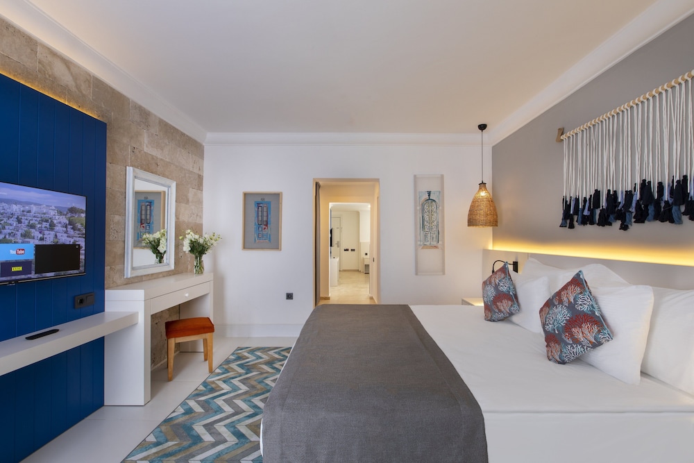 Premium Room, 1 King Bed with Sofa bed, Sea View photo 1