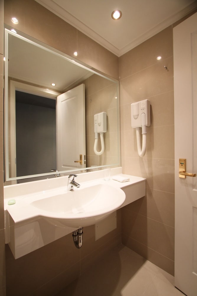 Standard Double or Twin Room thumbnail 6
