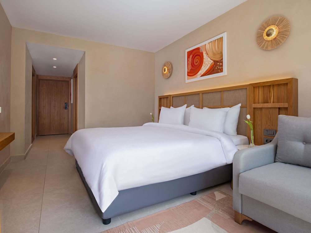 Deluxe Room, 1 King Bed photo 2