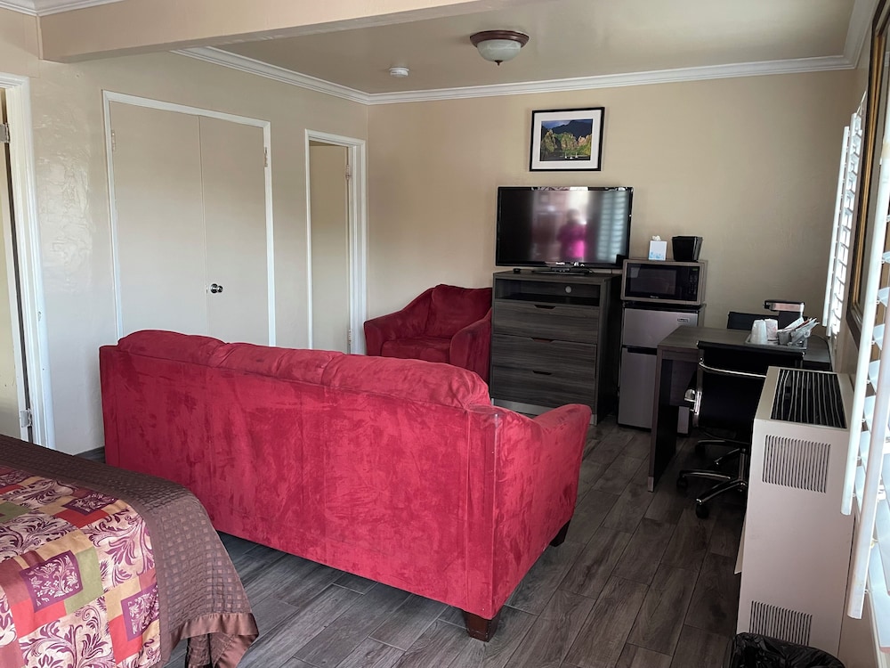 Family Room (3 Queen Beds) photo 2
