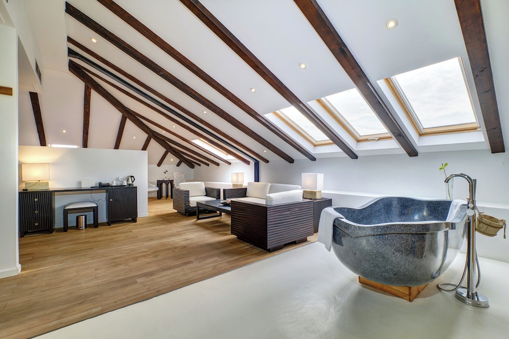 Deluxe Suite, 1 King Bed