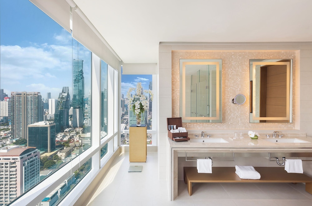 Executive Suite with Lounge Access