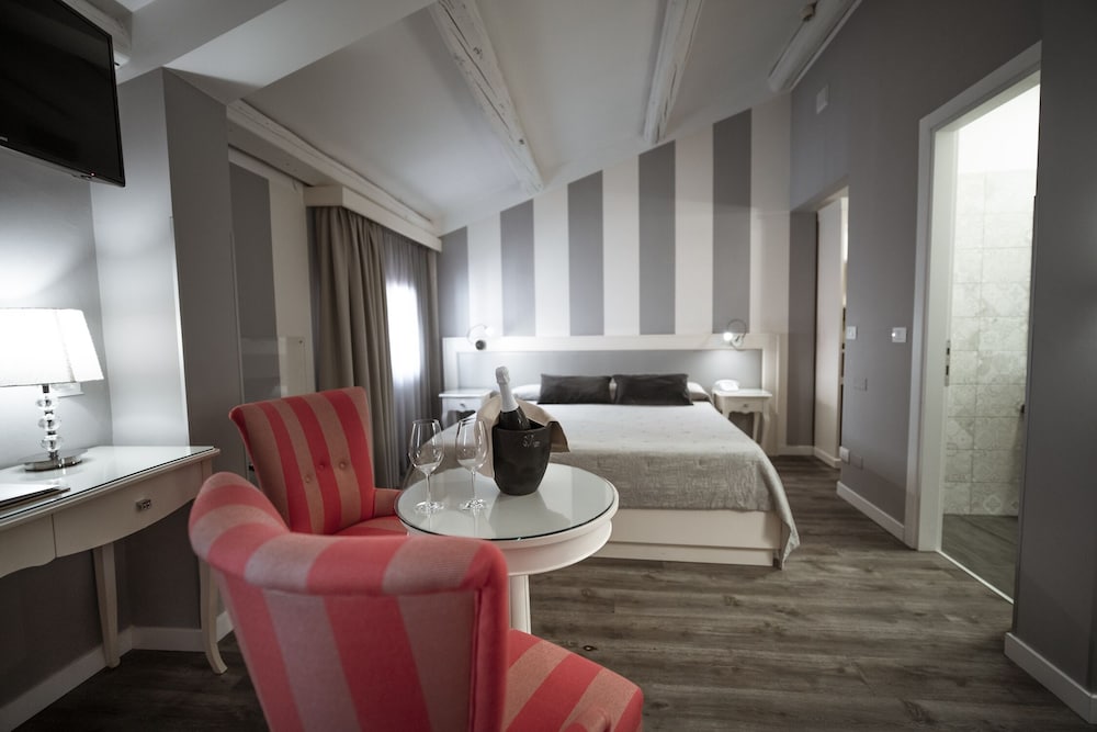 Junior Suite (Deluxe) - Photo 1