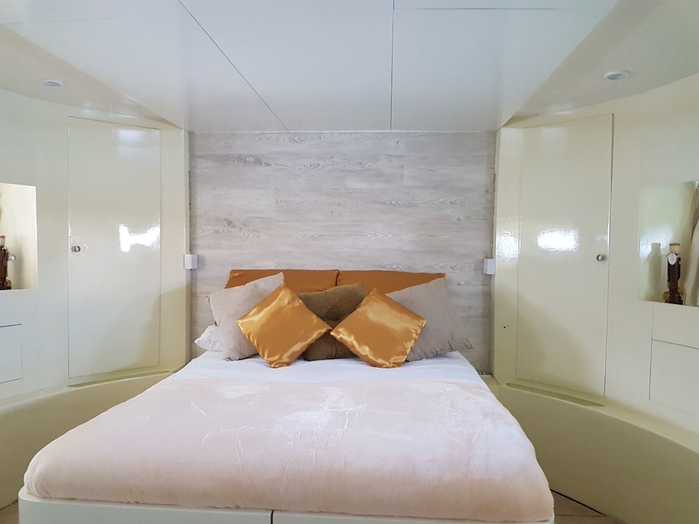 Yacht, 3 Bedrooms, Overwater photo 1