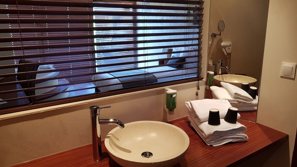 Comfort Suite, Jetted Tub - Photo 4
