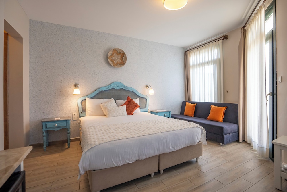 Double Room, 1 Queen Bed with Sofa bed, Non Smoking, Terrace photo 1