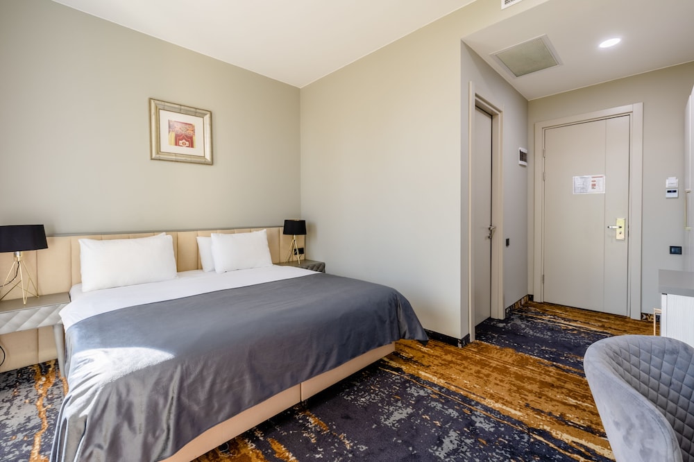 Standard Triple Room, Balcony, City View photo 2