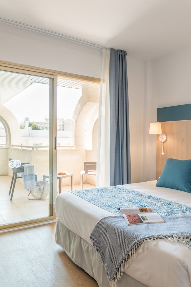 Family Triple Room, Balcony, City View photo 3