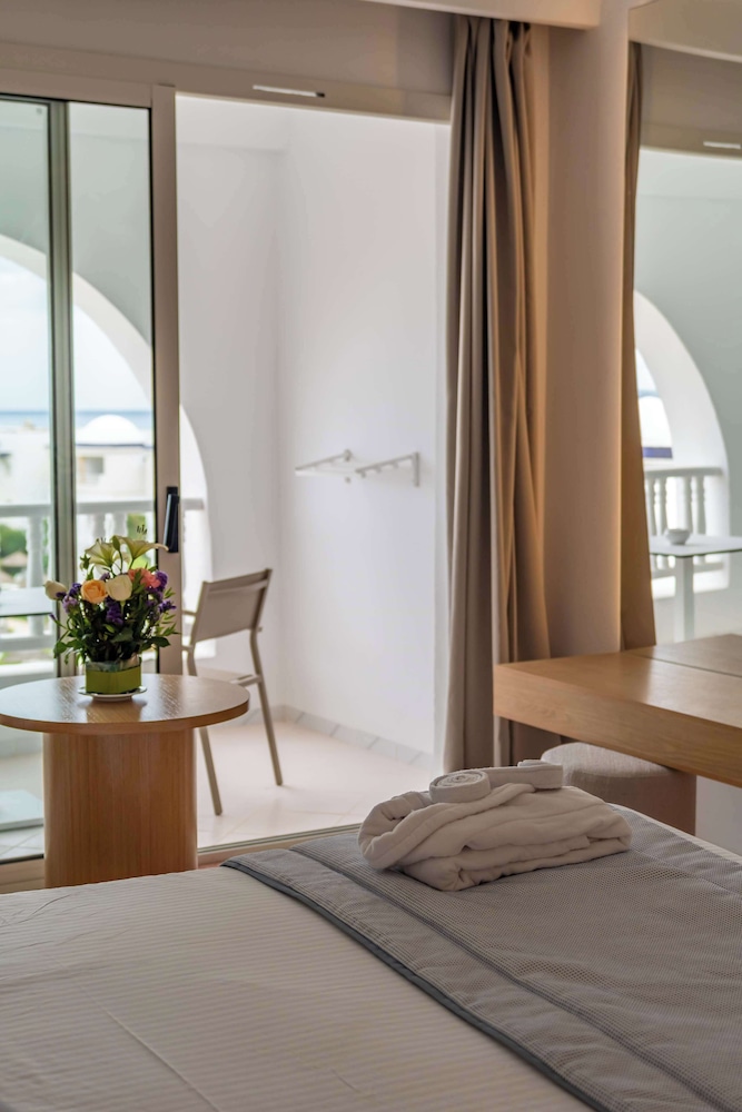 Standard Room, Multiple Beds, Balcony, Sea View - Photo 15