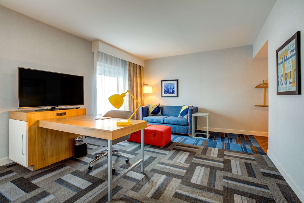 Studio, 1 King Bed, Accessible (Mobility & Hearing, Roll-in Shower) photo 3