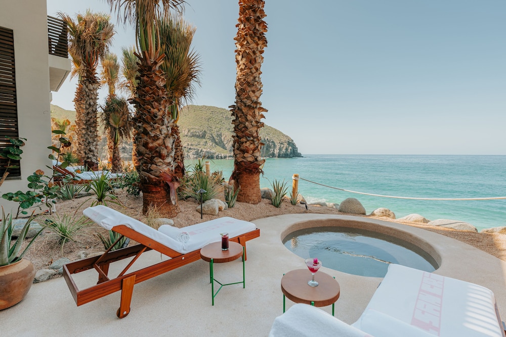 Room, 1 King Bed (Ocean, With Plunge Pool)