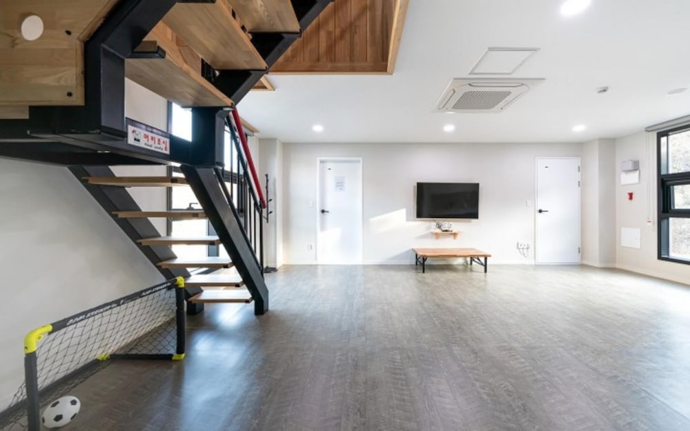 Room (Hwaseongbang (new kids playground/jet)