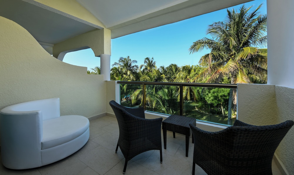 PREMIER LUXURY JUNIOR SUITE - Photo 4