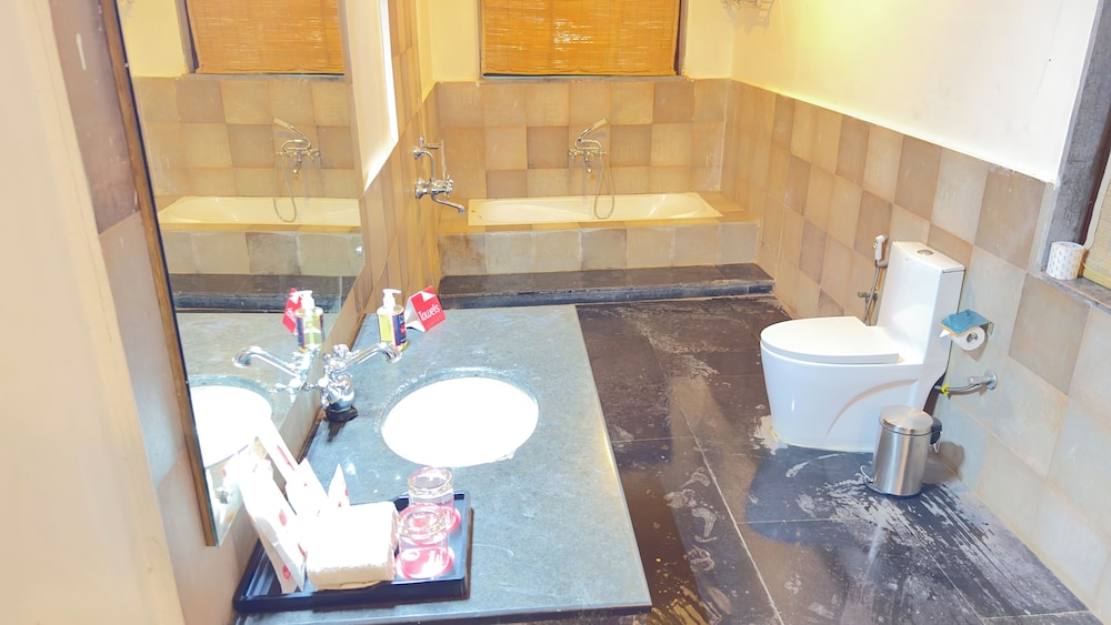 Cottage with Bath Tub photo 3
