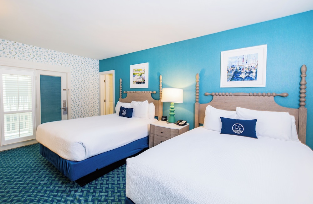 Traditional Room, 2 Queen Beds, Pool View photo 1