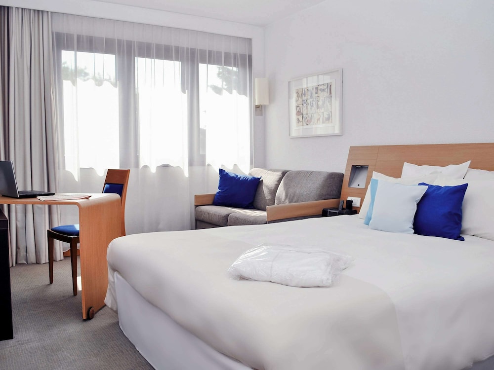 Room, 1 Queen Bed with Sofa bed - Photo 1