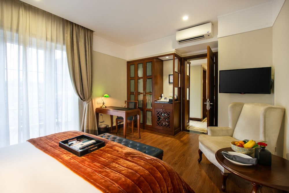 Family Suite, 1 king and 2 single beds thumbnail 5