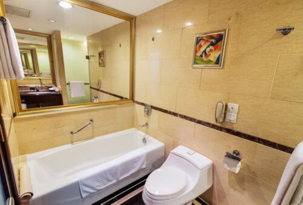 Business king size bed Room - Photo 6