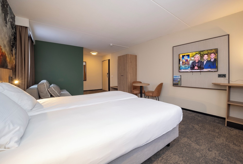 Family Quadruple Room (with Shower) - Photo 3