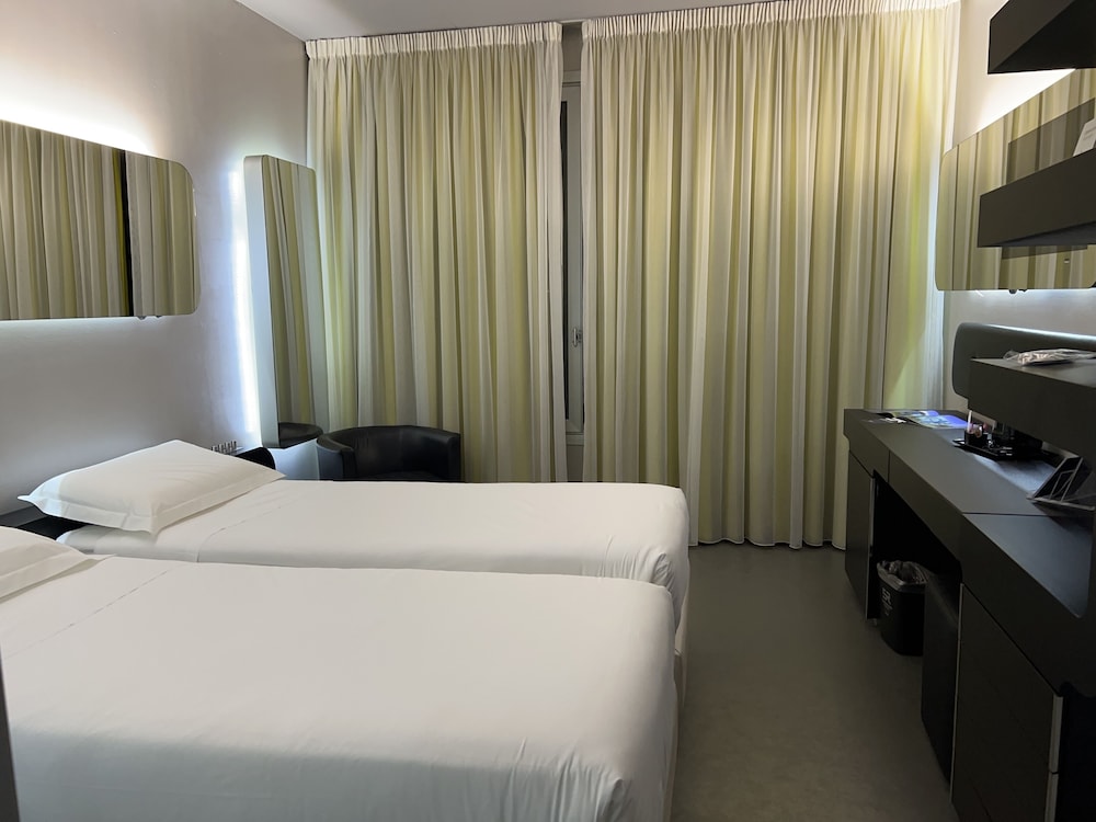 Classic Double or Twin Room, Ground Floor - Photo 3