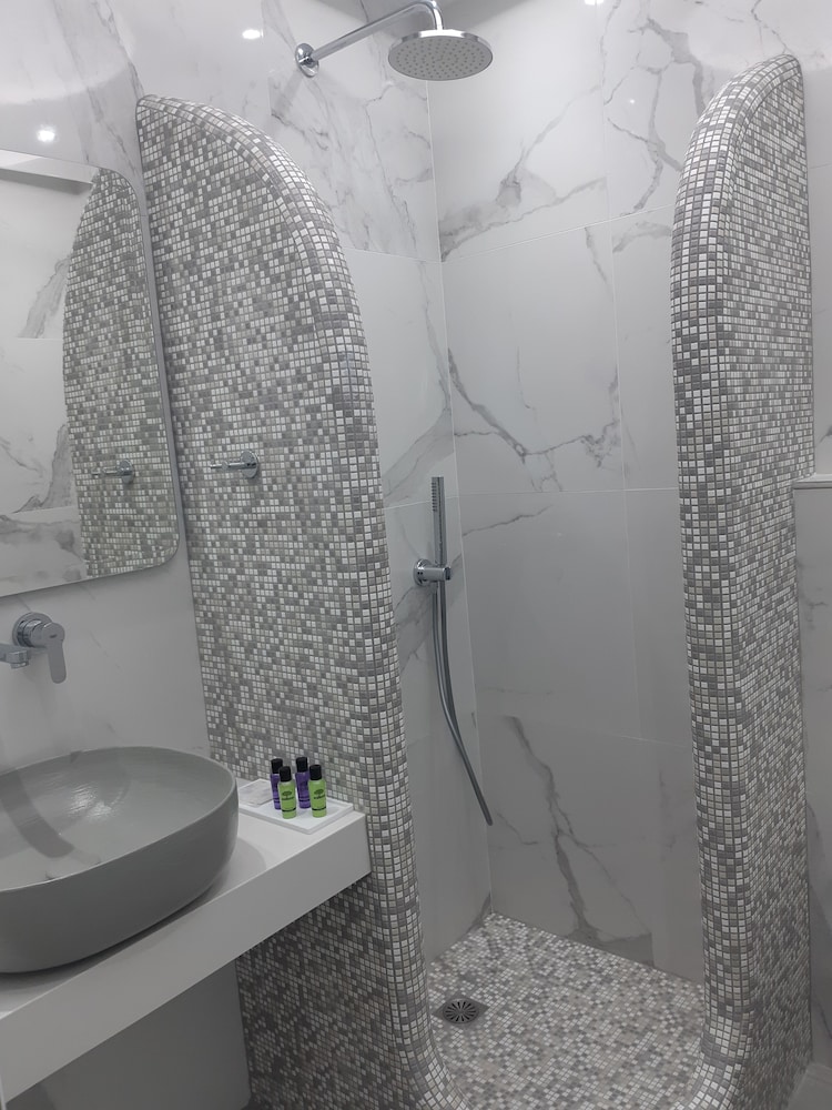 Standard Double or Twin Room - Photo 6
