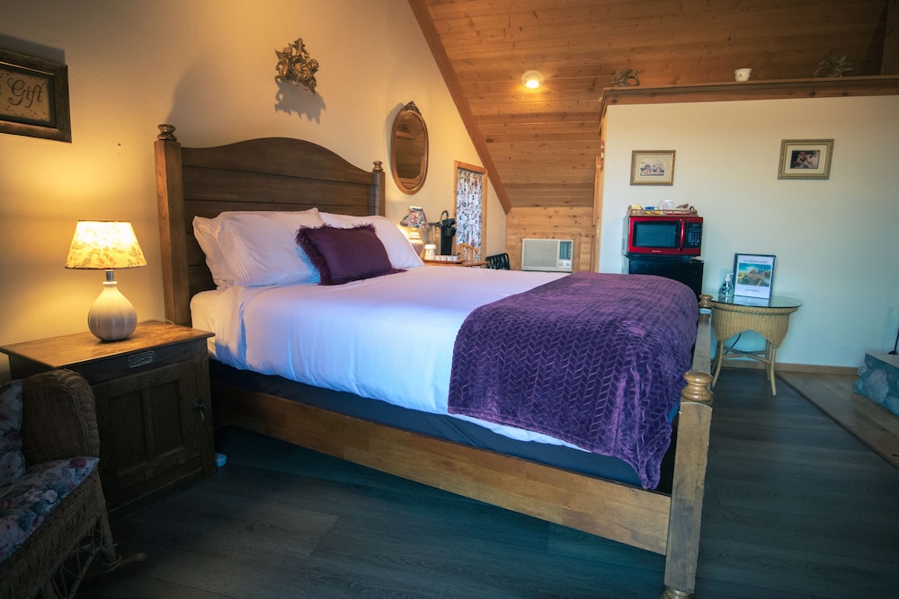 Deluxe Room, 1 Queen Bed photo 1