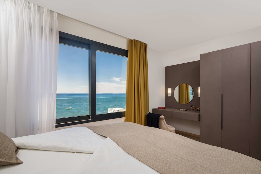 Luxury Apartment, 2 Bedrooms, Sea View, Beachfront (App 3)