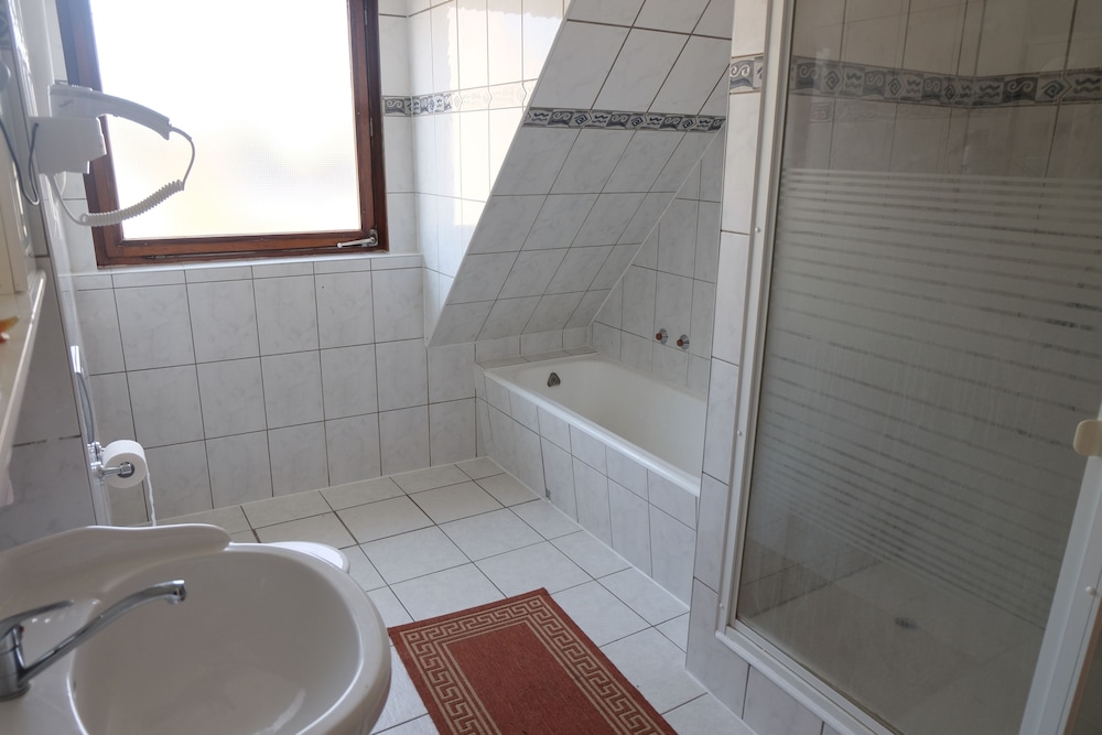 Economy Single Room, Shared Bathroom photo 3