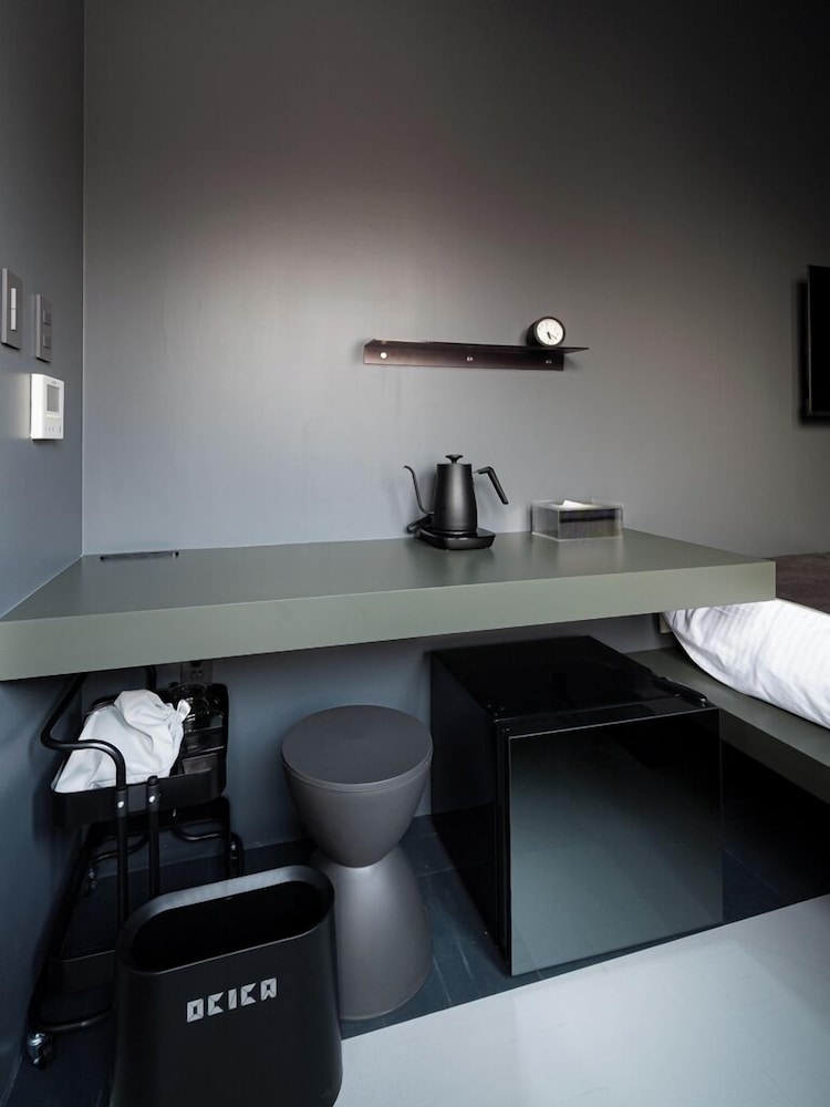 Monochrome with Shared Bathroom photo 3