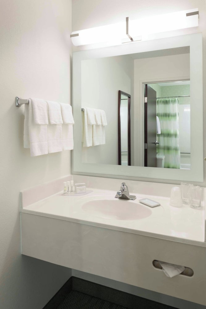 Suite, Multiple Beds (Mobility/Hearing Access, Roll-in Shwr) - Photo 2