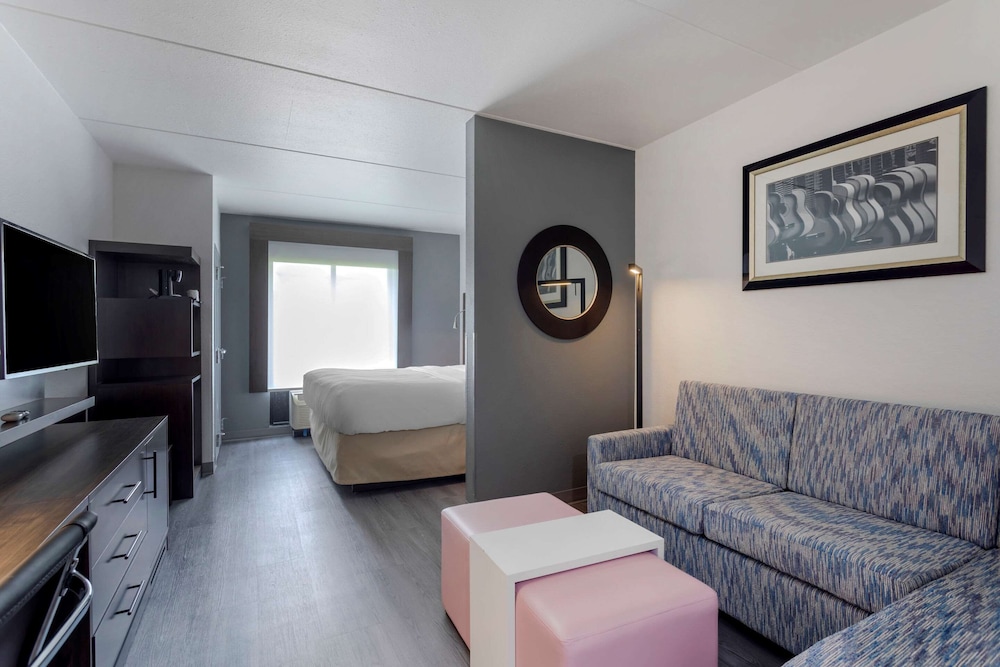 Suite, Non-Smoking, 1 King Bed with Sofa Bed - Photo 5