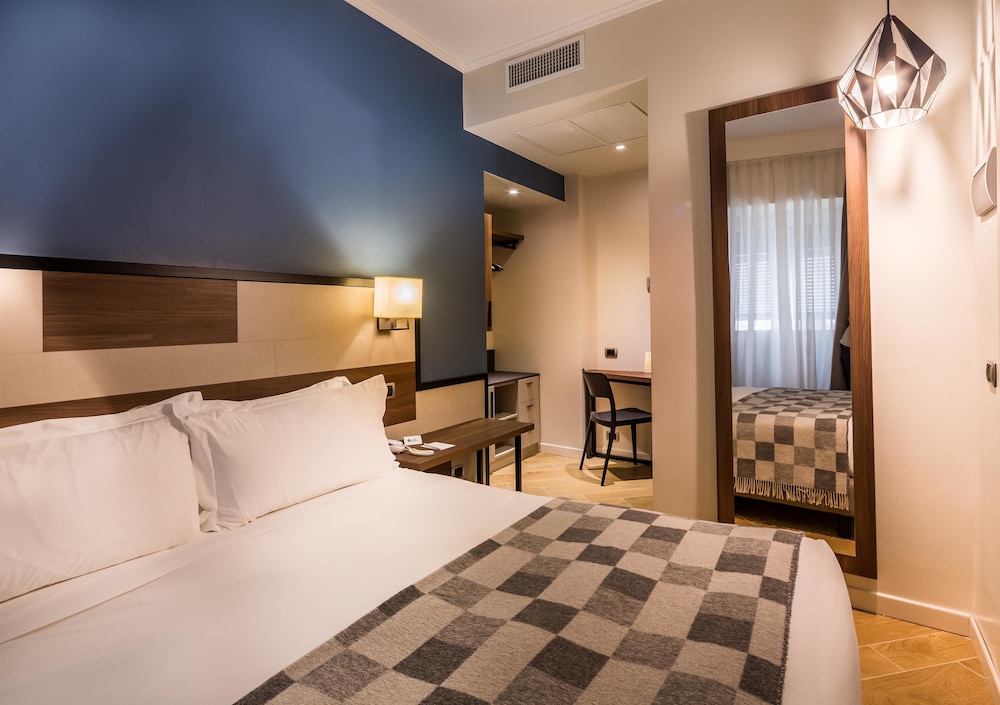 Standard Room, 1 Queen Bed, Non Smoking - Photo 1