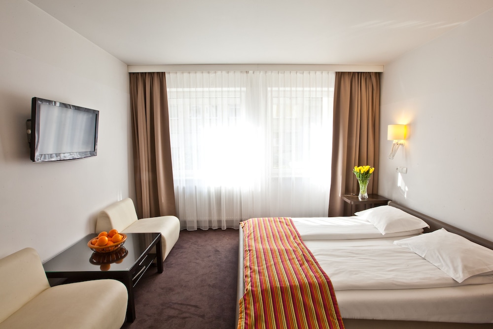 Standard Room, 1 Queen Bed photo 1