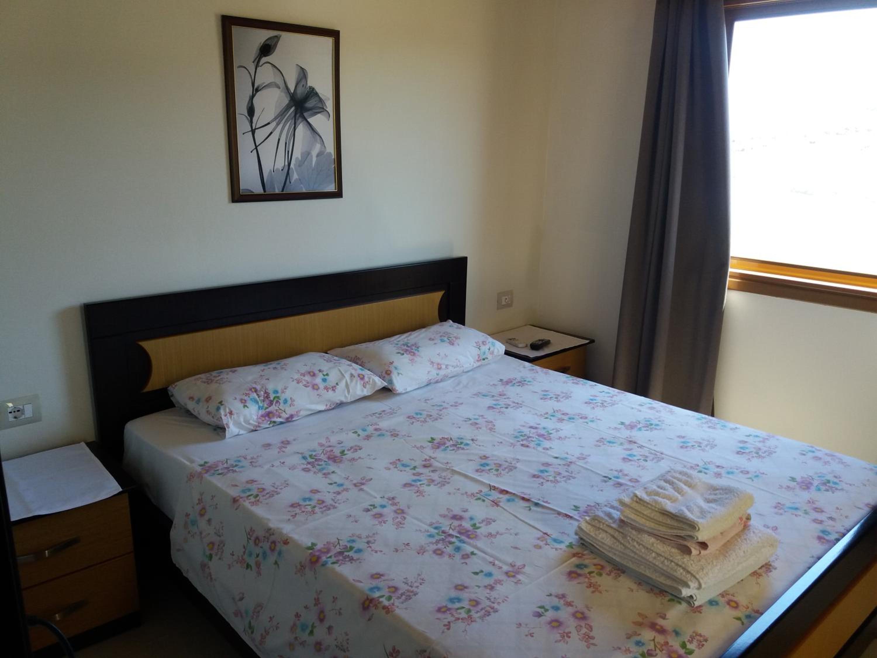 One-Bedroom Apartment with Balcony and Lake View (4 Adults)