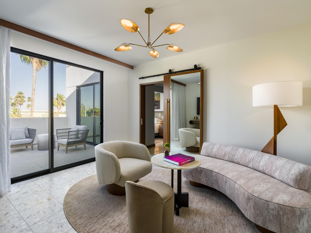 Suite (Palm Courtyard)